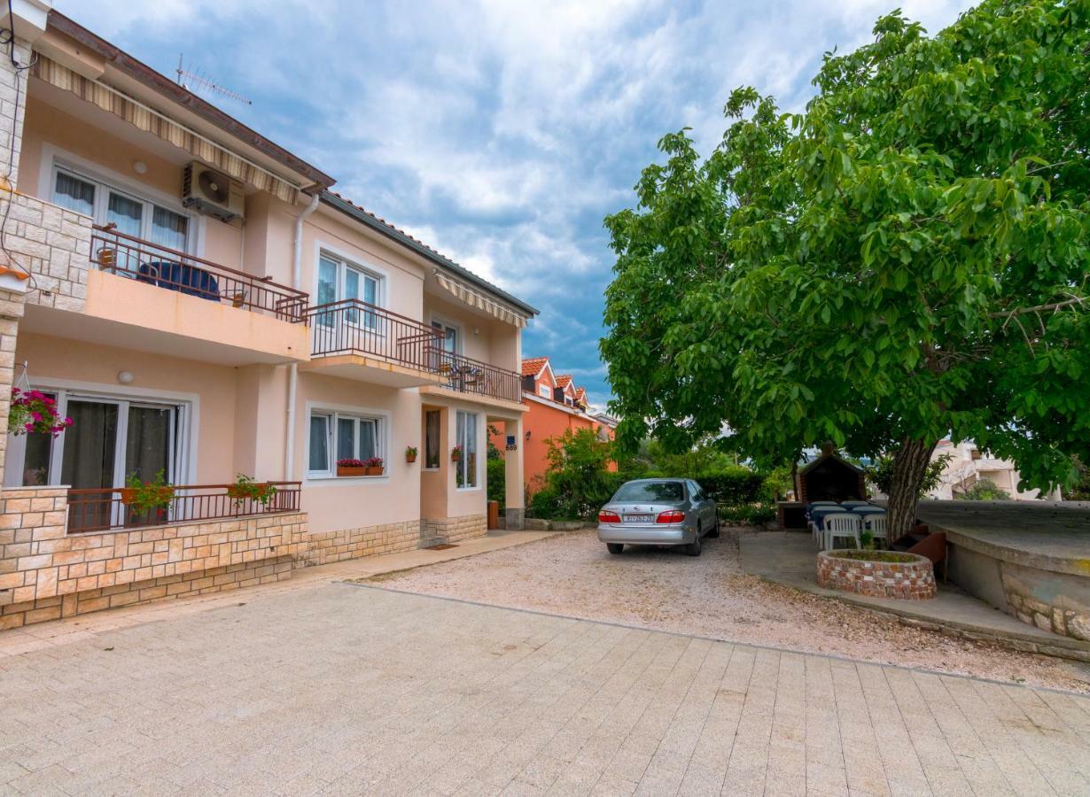 Apartament 689 *