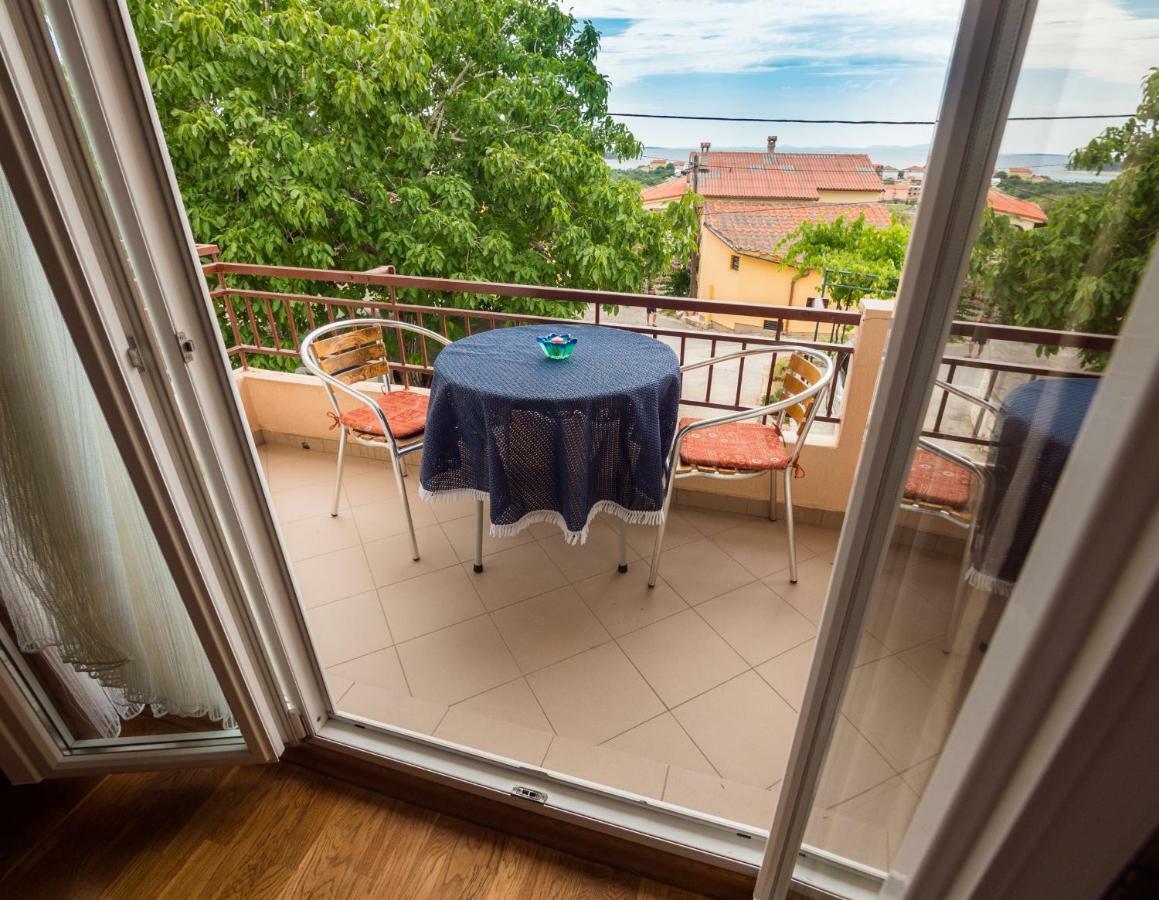 Apartament 689 *